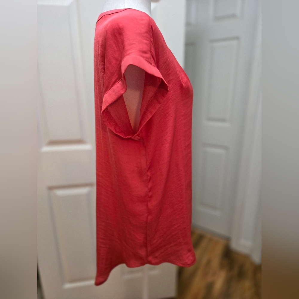 Vera Wang, Women's V-Neck Coral Short Sleeve Top. Med. - Picture 4 of 16